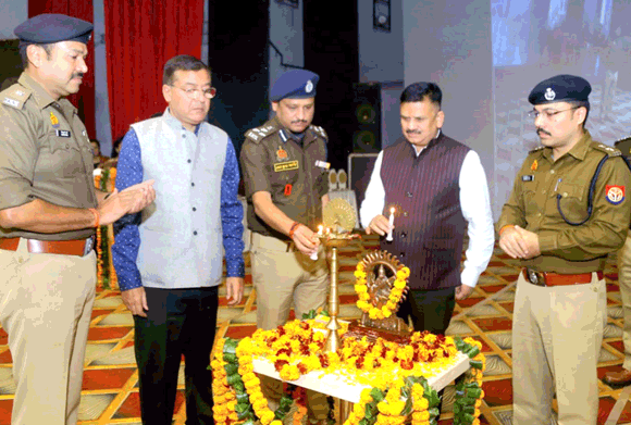 यातायात माह के समापन समारोह में बताई यातायात के नियमों की महत्ता