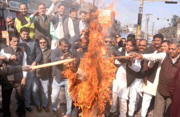 भाजपाइयों ने राहुल गांधी का पुतला फूंककर सौंपा ज्ञापन