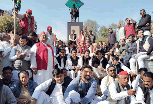सपाइयों ने की केंद्र सरकार को बर्खास्त करने की मांग
