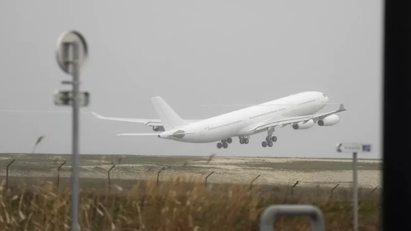 चार दिन बाद 276 यात्रियों को लेकर फ्रांस से मुंबई पहुंचा विमान, मानव तस्करी के संदेह में रोकी गई थी फ्लाइट