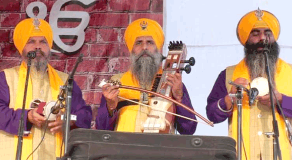 रागी जत्थों ने संगत को किया शबद कीरतन से निहाल