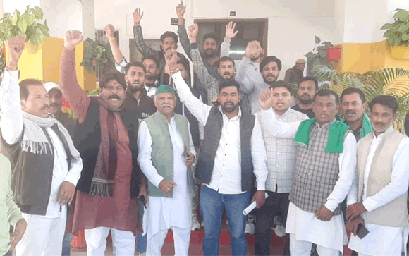 करनी सेना के कार्यकर्ताओं ने राष्ट्रीय अध्यक्ष की हत्या की सीबीआई जांच कराने को सौंपा ज्ञापन