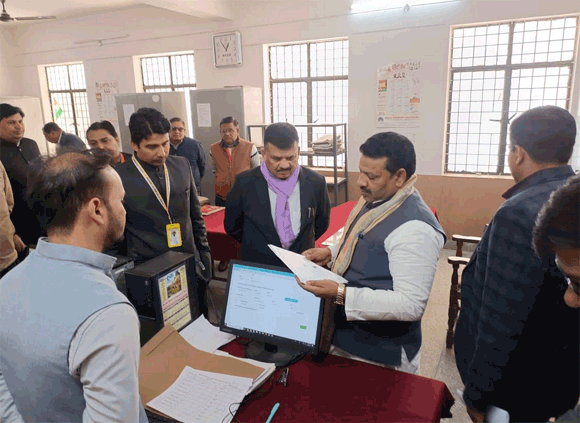 राज्यमंत्री राजस्व विभाग ने तहसील सदर का किया निरीक्षण