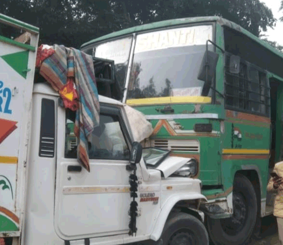 बस और पिकअप की आमने-सामने की टक्कर में चालक सहित दो घायल