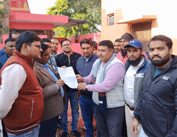 कोटडा मे कुर्रो की पैमाईश कर रहे लेखपाल के साथ मारपीट के मामले ने पकडा तुल,लेखपालो ने तहसील मुख्यालय पर दिया धरना