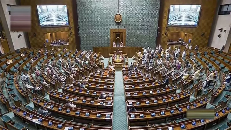 लोकसभा में बार-बार मना करने पर भी नहीं माने, हंगामा करने वाले 14 विपक्षी सांसद पूरे सत्र के लिए सस्पेंड