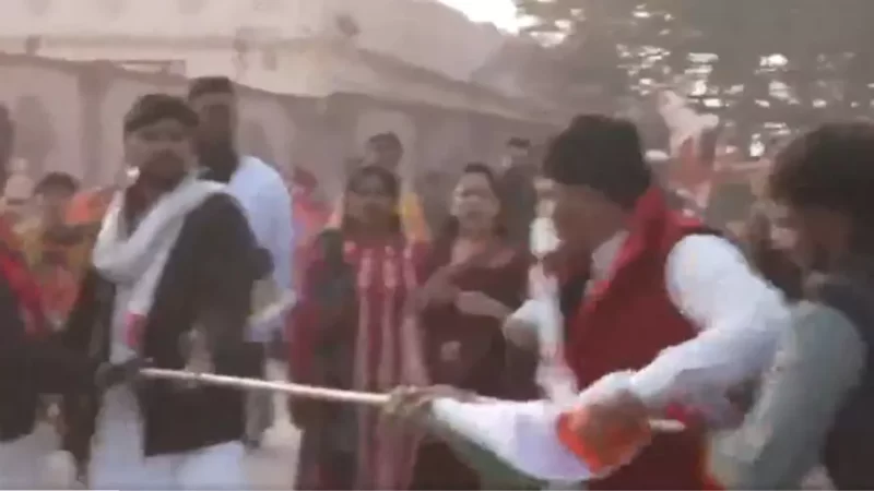 अयोध्या में कांग्रेस समर्थक और भक्तों के बीच झड़प, राम मंदिर में झंडा लेकर घुसने पर हुआ विवाद