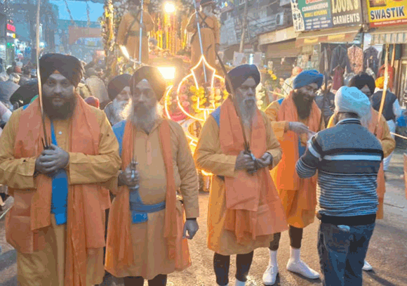 पंचप्यारों की अगुवाई में निकाला नगर कीरतन