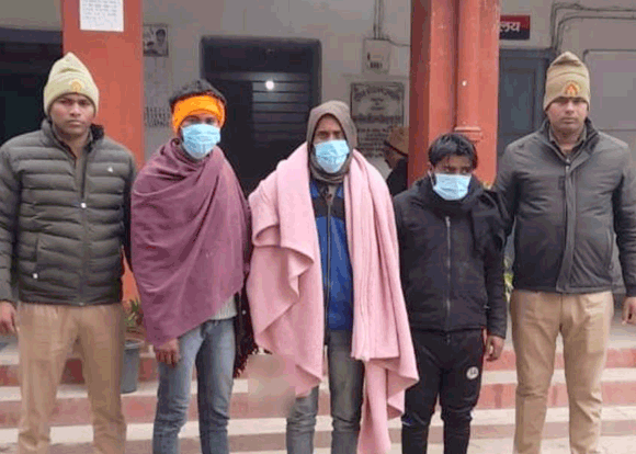 पुलिस के हत्थे चढ़े गैंगस्टर के तीन वांछित आरोपी