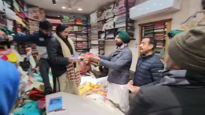 राम मंदिर को लेकर जश्न मना रही पंजाब कांग्रेस, घर-घर जाकर मिठाइयां बांट रहे हैं प्रदेश अध्यक्ष