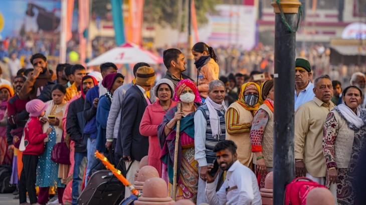 प्राण प्रतिष्ठा के दूसरे दिन रामलला के दर्शन के लिए रामपथ पर भक्तों की भारी भीड़ उमड़ी