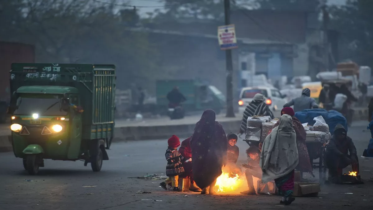 दिल्ली: कड़कड़ाती ठंड का असर बरकरार, 11 ट्रेनें लेट, फ्लाइट्स में भी देरी
