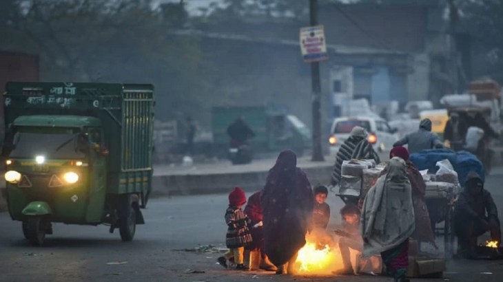 शीतलहर से कांप रहा दिल्ली समेत पूरा उत्तर भारत, कोहरे ने कम की ट्रेनों की रफ्तार