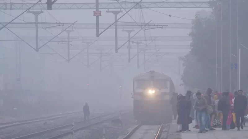 कोहरे की चादर में लिपटा दिल्ली-NCR, 30 फ्लाइट लेट और 17 रद्द, 30 ट्रेनों में भी देरी
