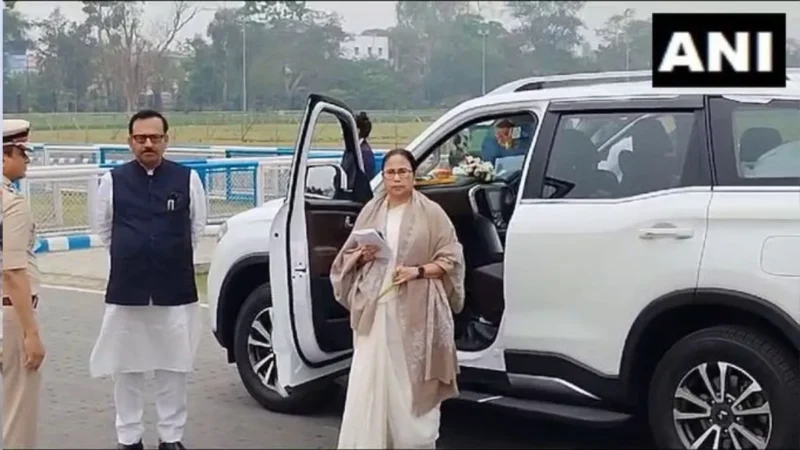पश्चिम बंगाल की मुख्यमंत्री ममता बनर्जी की कार का एक्सीडेंट, सिर में लगी चोट