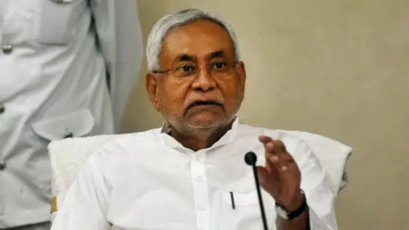 बिहार में सियासी हलचल तेज, जानें राज्यपाल से क्यों मिलने पहुंचे नीतीश कुमार