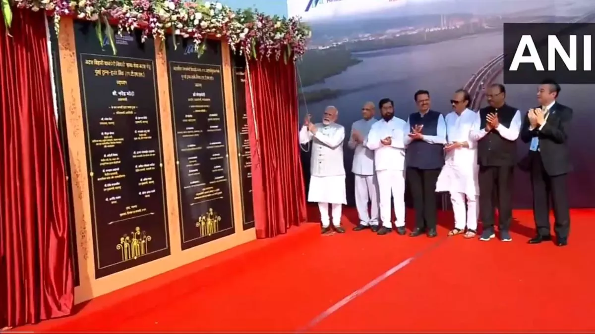 पीएम मोदी ने अटल सेतु का किया उद्घाटन, समंदर पर बना है देश का सबसे लंबा पुल