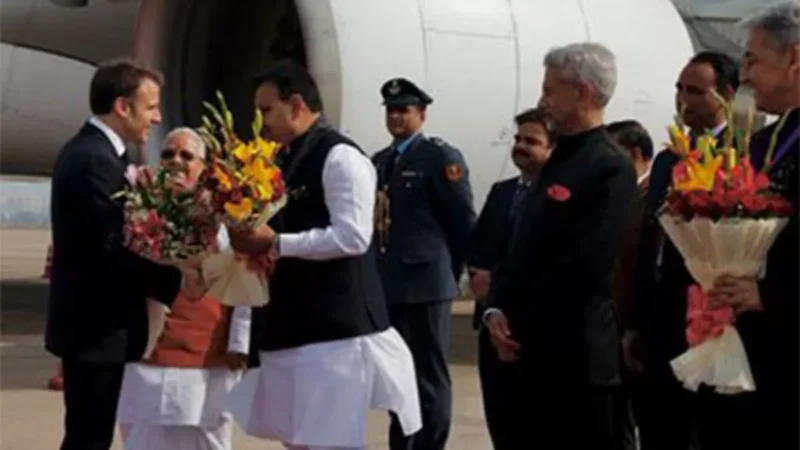 फ्रांसीसी राष्ट्रपति इमैनुएल मैक्रॉन पहुंचे जयपुर, राजस्थान के राज्यपाल और सीएम ने एयरपोर्ट पर किया स्वागत