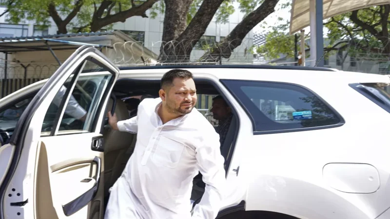 तेजस्वी यादव ने बक्सर के कार्यक्रम से बनाई दूरी, गेस्ट लिस्ट में था नाम, CM नीतीश पहुंचे