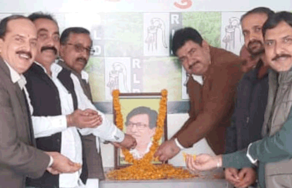 रालोद कार्यकर्ताओं ने केके काटकर मनाया चौ. अजित सिंह का जन्मदिवस