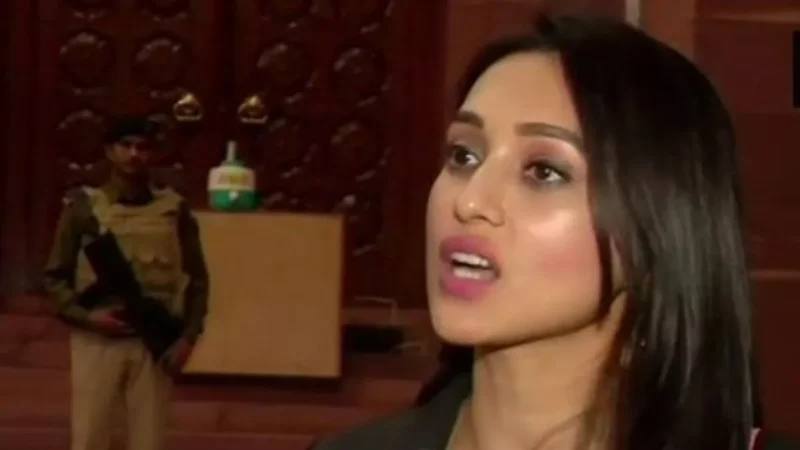 लोकसभा चुनाव से पहले TMC को लगा तगड़ा झटका, मिमी चक्रवर्ती ने ममता बनर्जी को सौंपा सांसद पद से इस्तीफा