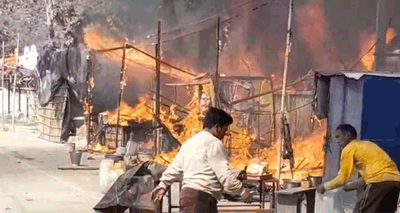 सरकारी भवनों से सटी झोपड़ पट्टीनुमा दुकानों में आग लगने से मची अफरा-तफरी
