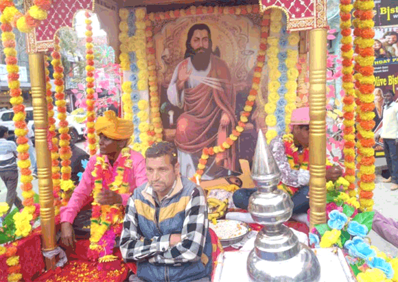 बैंडबाजों के साथ निकाली रविदास शोभायात्रा