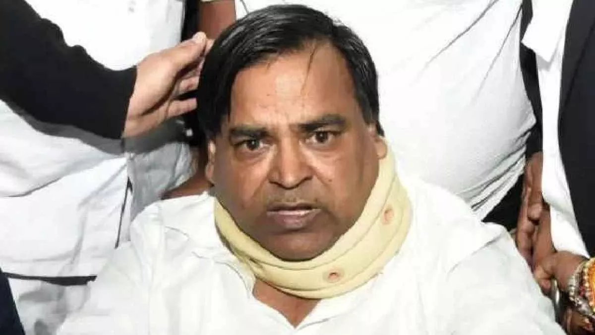यूपी के पूर्व मंत्री गायत्री प्रजापति पर ईडी का शिकंजा, रेत खनन मामले में दिल्ली-UP में 13 ठिकानों पर मारा छापा