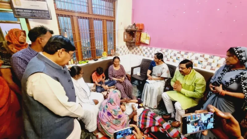 ‘माहौल बिगाड़ने की साजिश में हो सकता शिवपाल का हाथ’, बदायूं में पीड़ित परिवार से मिलने पहुंची संघमित्रा का बड़ा दावा