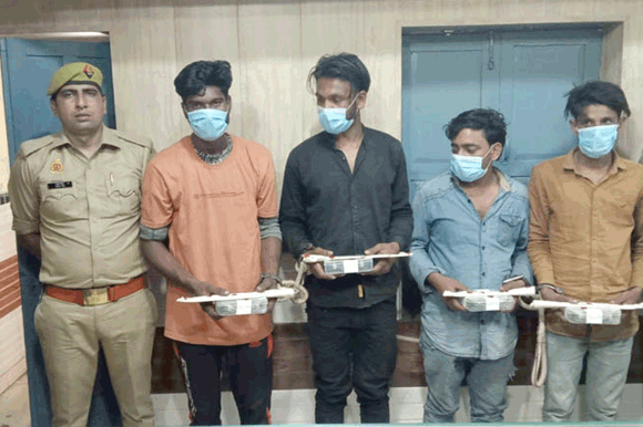 पुलिस के हत्थे चढ़े चार शातिर चोर, नगदी व असलाह बरामद