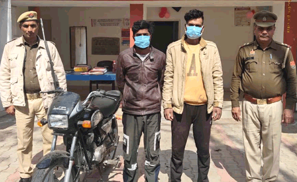 पुलिस ने किया चोरी की घटना का खुलासा, दो शातिर चोर पकड़े