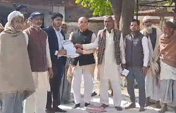 विभिन्न समस्याओं को लेकर किसानों ने दिया धरना, किया प्रदर्शन