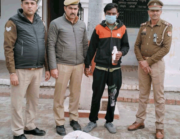 पुलिस ने पकड़ा तस्कर, 12 बोतल शराब बरामद