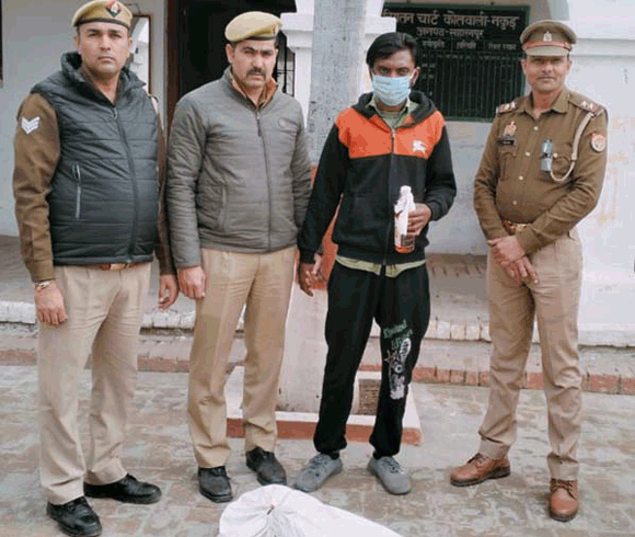 पुलिस ने पकड़ा तस्कर, 12 बोतल शराब बरामद