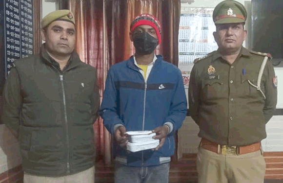 पुलिस ने एक शातिर ठग किया गिरफ्तार, ठगी की धनराशि, स्मेक व बाइक बरामद