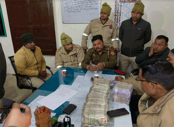पुलिस ने कार सवार पांच व्यक्तियों के कब्जे से की लाखों रूपये की नगदी बरामद