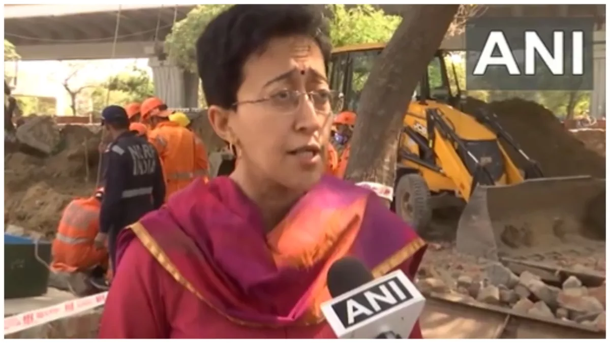 बोरवेल में गिरे शख्स को बचाने का काम जारी, घटनास्थल पर पहुंची आतिशी, कहा- दोषियों के खिलाफ होगी कार्रवाई