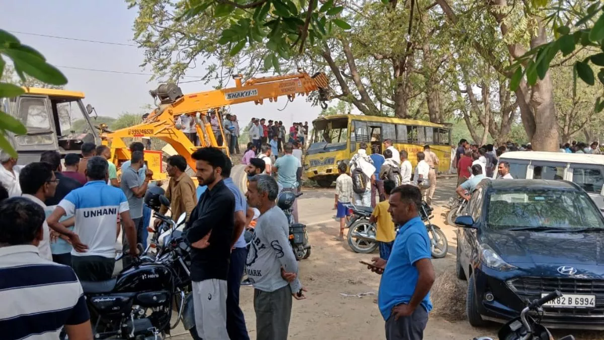 हरियाणा के नारनौल में स्कूल बस पलटी, दुर्घटना में आठ बच्चों की मौत और 37 घायल; मची चीख-पुकार