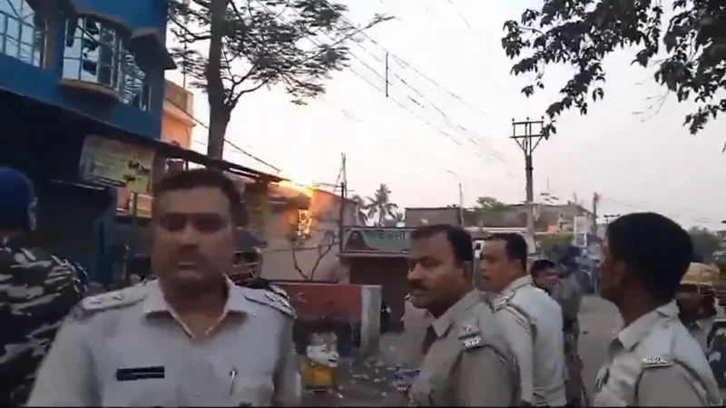 पश्चिम बंगाल के मुर्शिदाबाद में रामनवमी पर बवाल, शोभायात्रा के दौरान फेंके गए बम और पत्थर; 20 लोग घायल