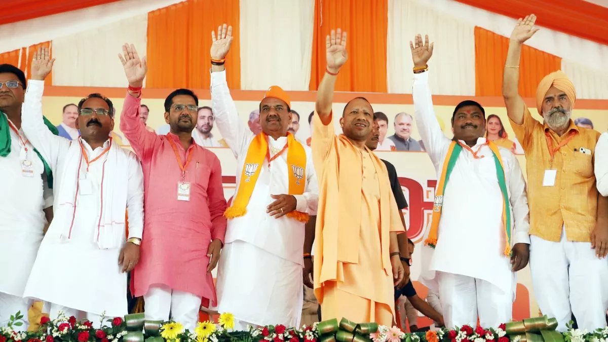 ‘आतंकी वारदात के समय कान में तेल डालकर सो जाते थे कांग्रेसी’, अमरोहा में विपक्ष पर जमकर बरसे सीएम योगी