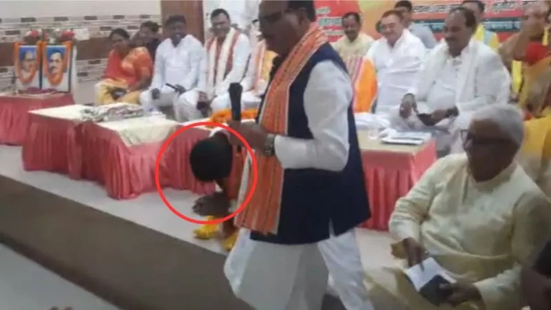डिप्टी CM बृजेश पाठक ने ओम प्रकाश राजभर के बेटे को घुटनों के बल बैठाकर मंगवाई माफी
