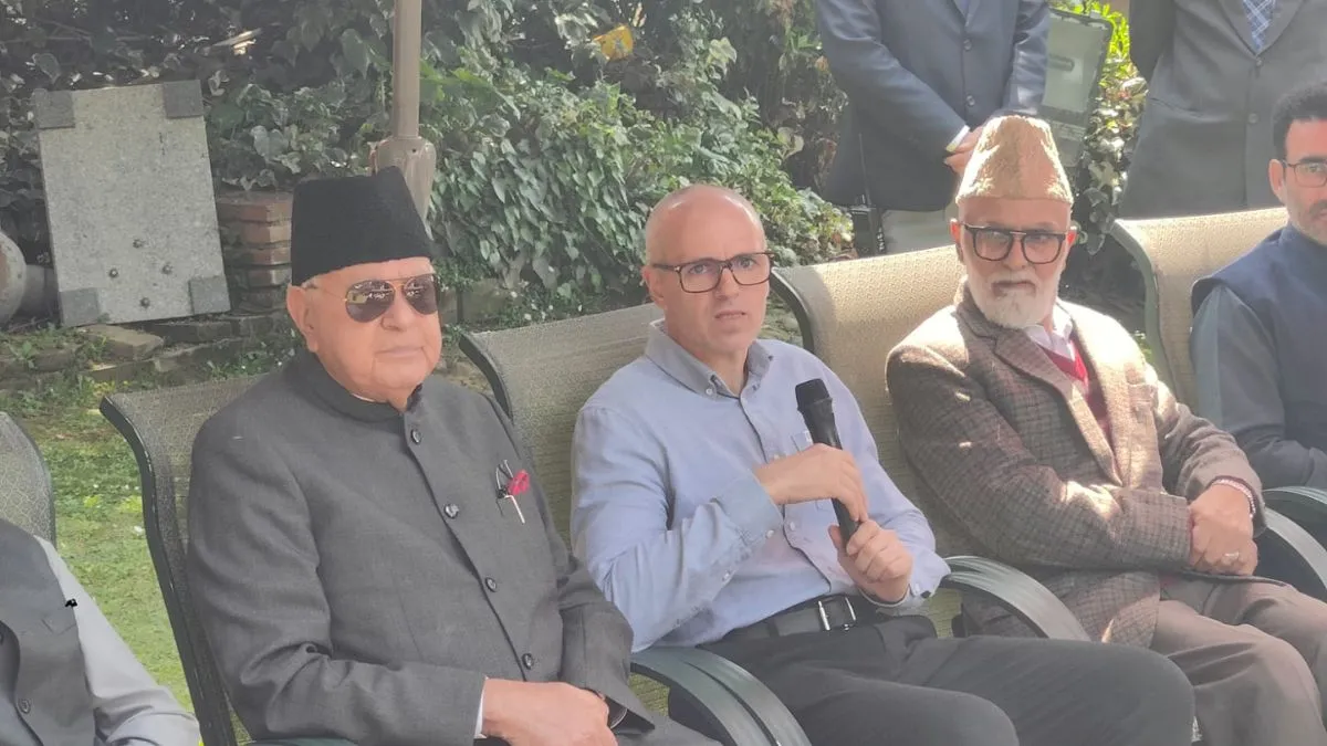 फारूक अब्दुल्ला ने किया बड़ा ऐलान, बोले- पूर्व सीएम उमर अब्दुल्ला बारामूला से लडे़ंगे चुनाव