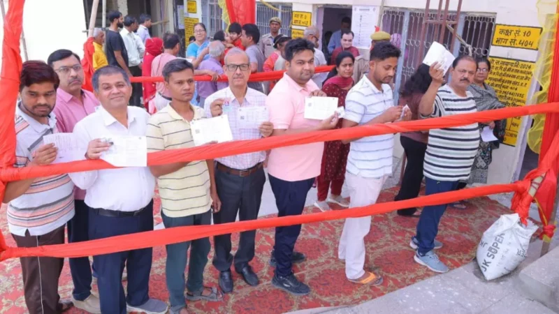 यूपी की 10 लोकसभा सीटों पर वोटिंग जारी, मैनपुरी में EVM मशीन हुई खराब