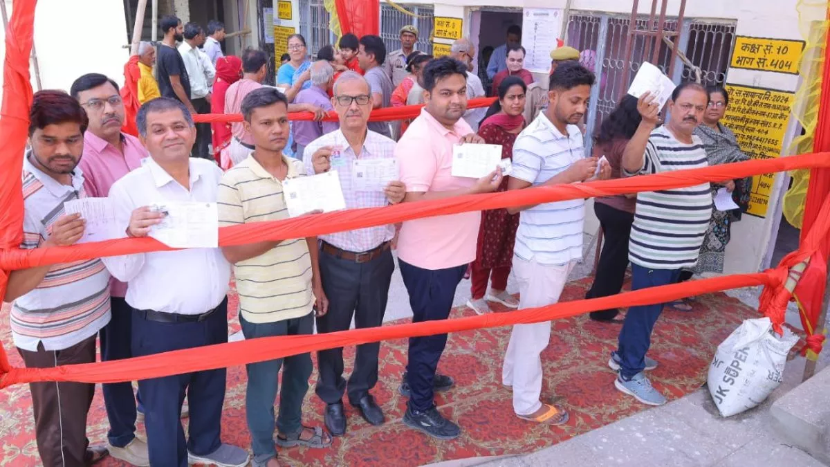 यूपी की 10 लोकसभा सीटों पर वोटिंग जारी, मैनपुरी में EVM मशीन हुई खराब