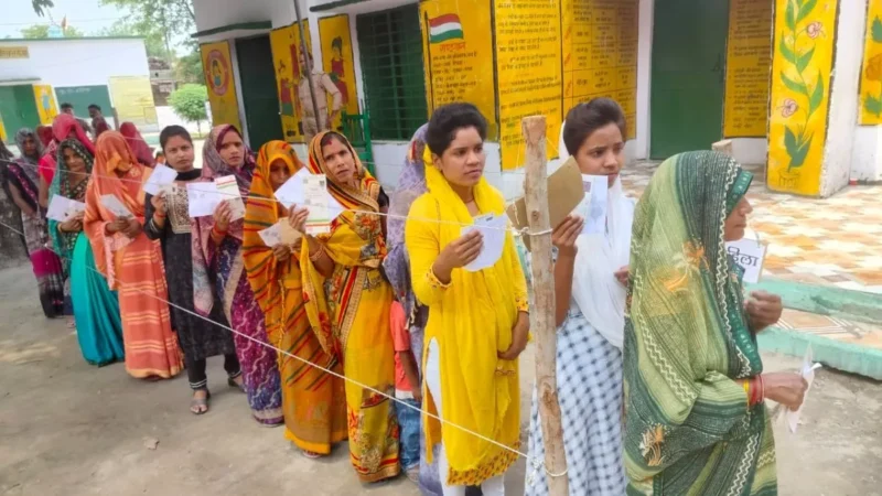 सीतापुर में वोटिंग के दौरान बवाल, पुलिस ने किया लाठीचार्ज; पांच लोगों को हिरासत में लिया