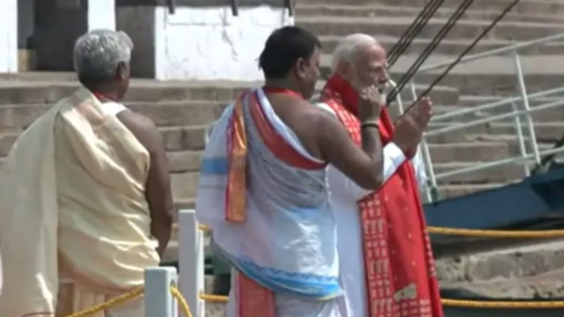 Live: पीएम मोदी ने वाराणसी के दशाश्वमेध घाट पर की गंगा आरती, काशी के कोतवाल का लेंगे आशीर्वाद; फिर करेंगे नामांकन