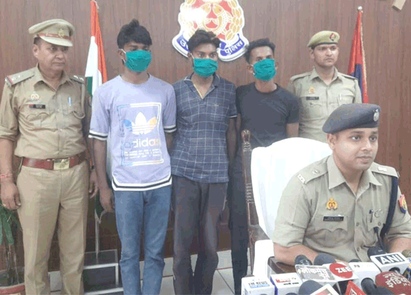 पुलिस ने तीन शातिर लुटेरे किए गिरफ्तार, चोरी की स्कूटी बरामद