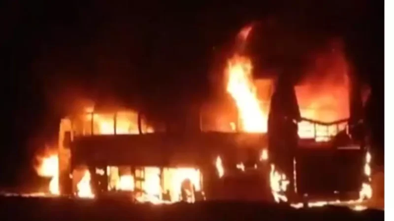 आंध्र प्रदेश में भीषण सड़क हादसा, ट्रक-और बस की जोरदार टक्कर; 6 लोगों की जलकर मौत