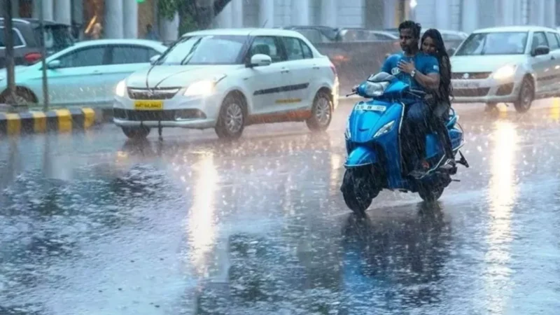 दिल्ली-NCR में लू के बीच केरल में बारिश का ‘रेड अलर्ट’, IMD ने बताया- कबतक उत्तर भारत पहुंच सकता है मानसून