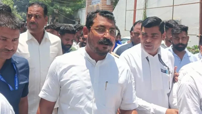 आचार संहिता उल्लंघन मामले में कोर्ट में पेश हुए चंद्रशेखर, मीड‍िया से बोले- भाजपा और आरएसएस की नीति संविधान के विरुद्ध